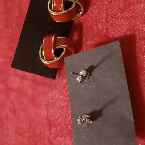 Vintage gold tone & red enamel knots and gold ,yellow half stud hoop earrings - Picture 5 of 8